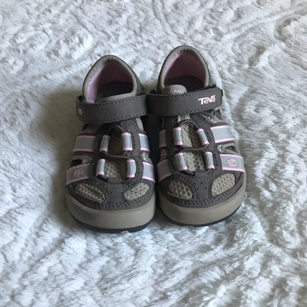Girls Teva hiking shoes